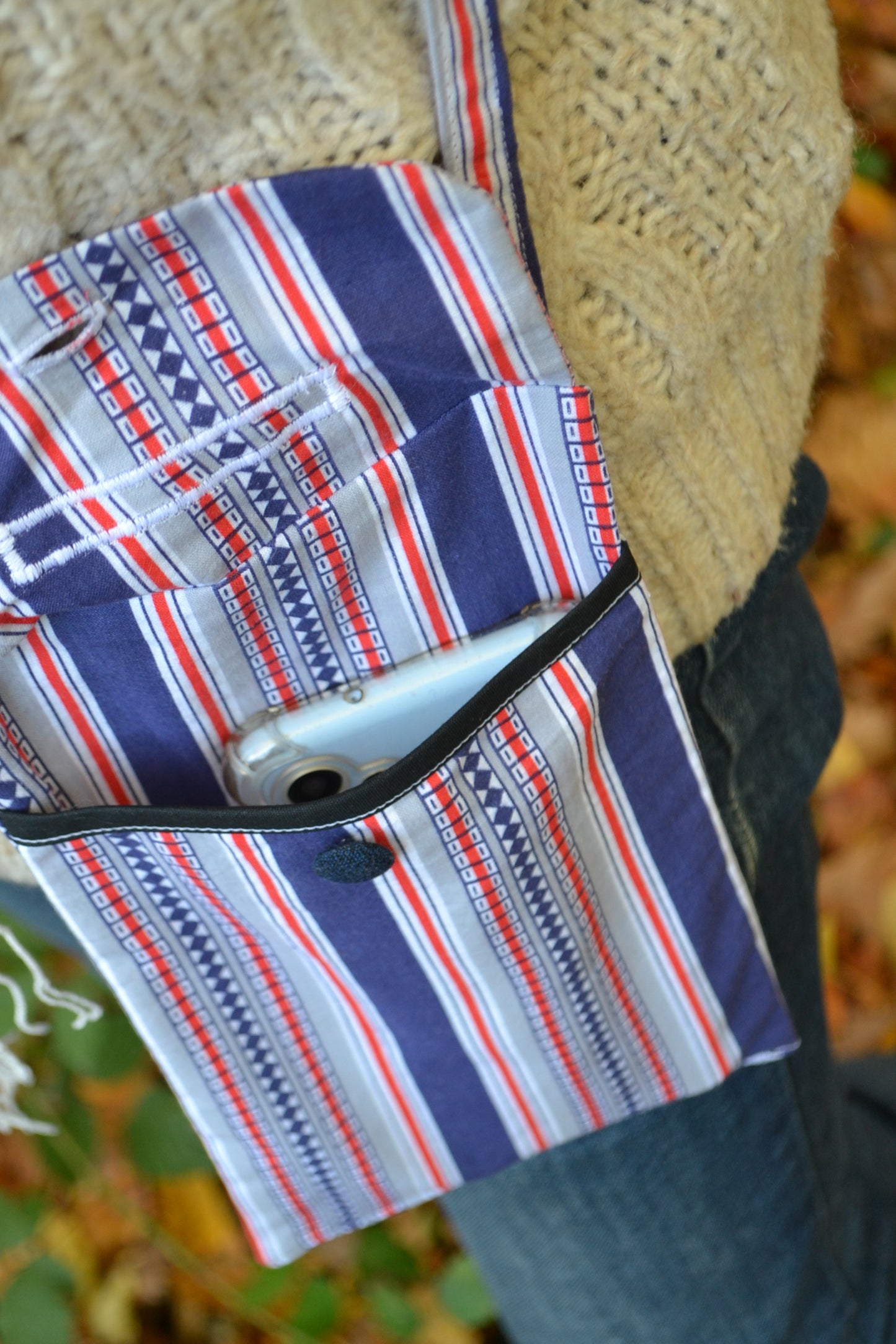 Handytasche blau-rot gestreift Muster