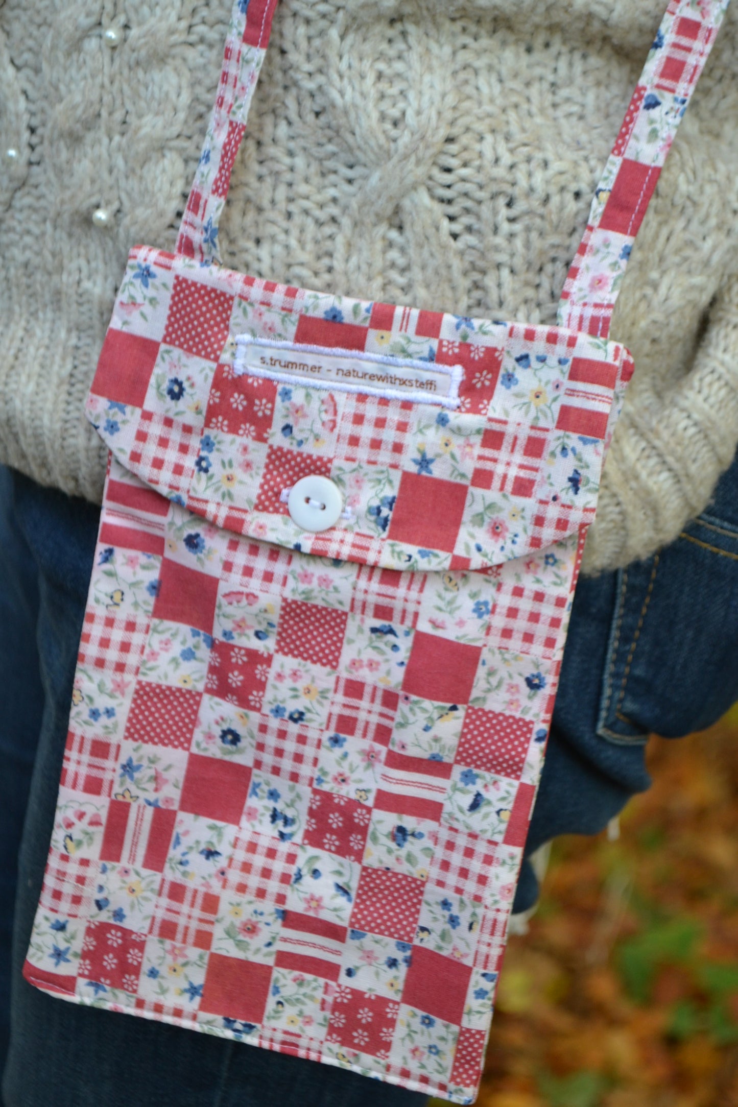 Handytasche rot-weiß kariert mit blauen Blümchen