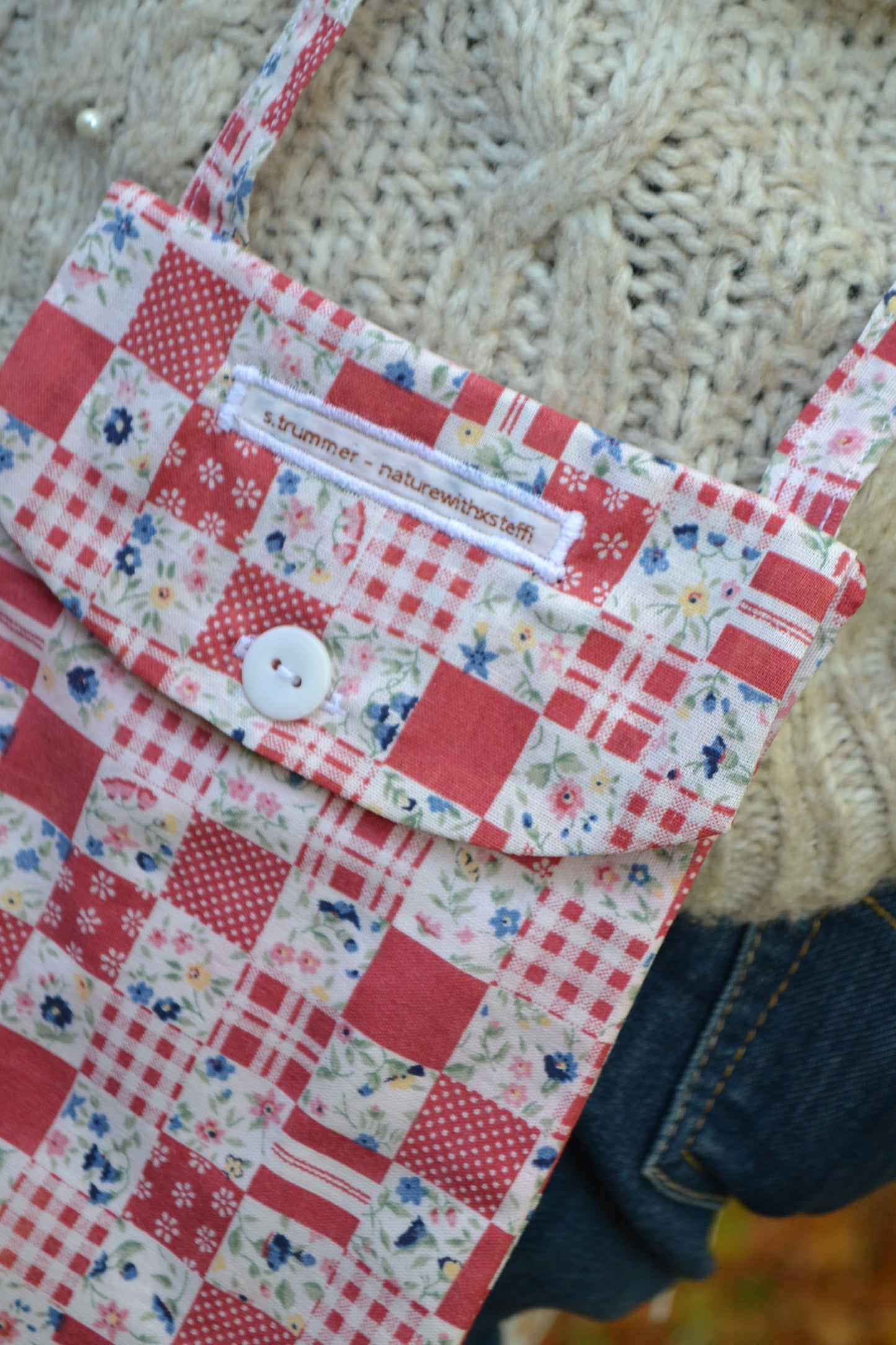 Handytasche rot-weiß kariert mit blauen Blümchen