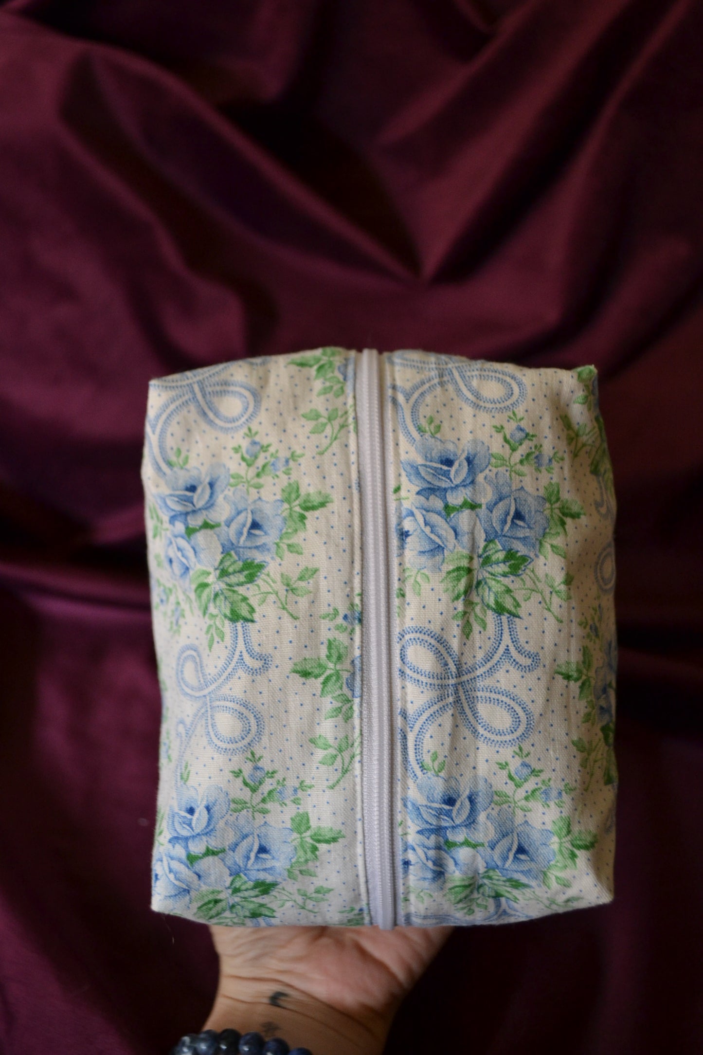 Kosmetiktascherl weiß mit blauen Rosen