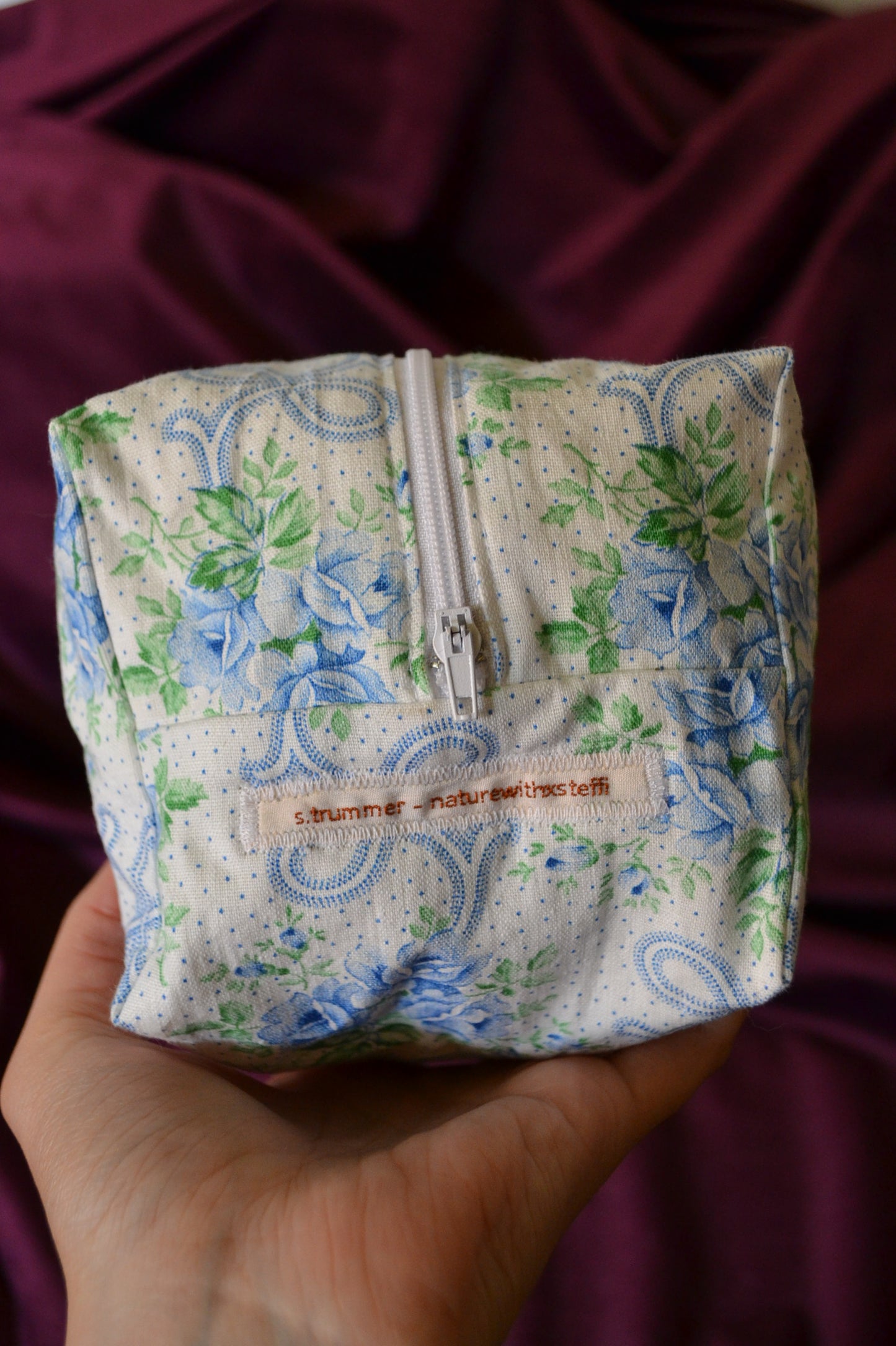 Kosmetiktascherl weiß mit blauen Rosen