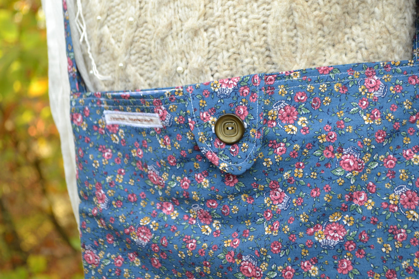 Umhängetasche magenta Blumen auf Blau