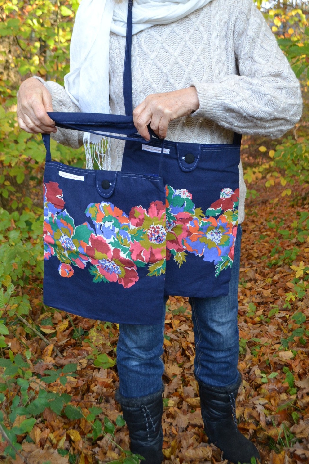 Umhängetasche bunte Blumen auf Blau
