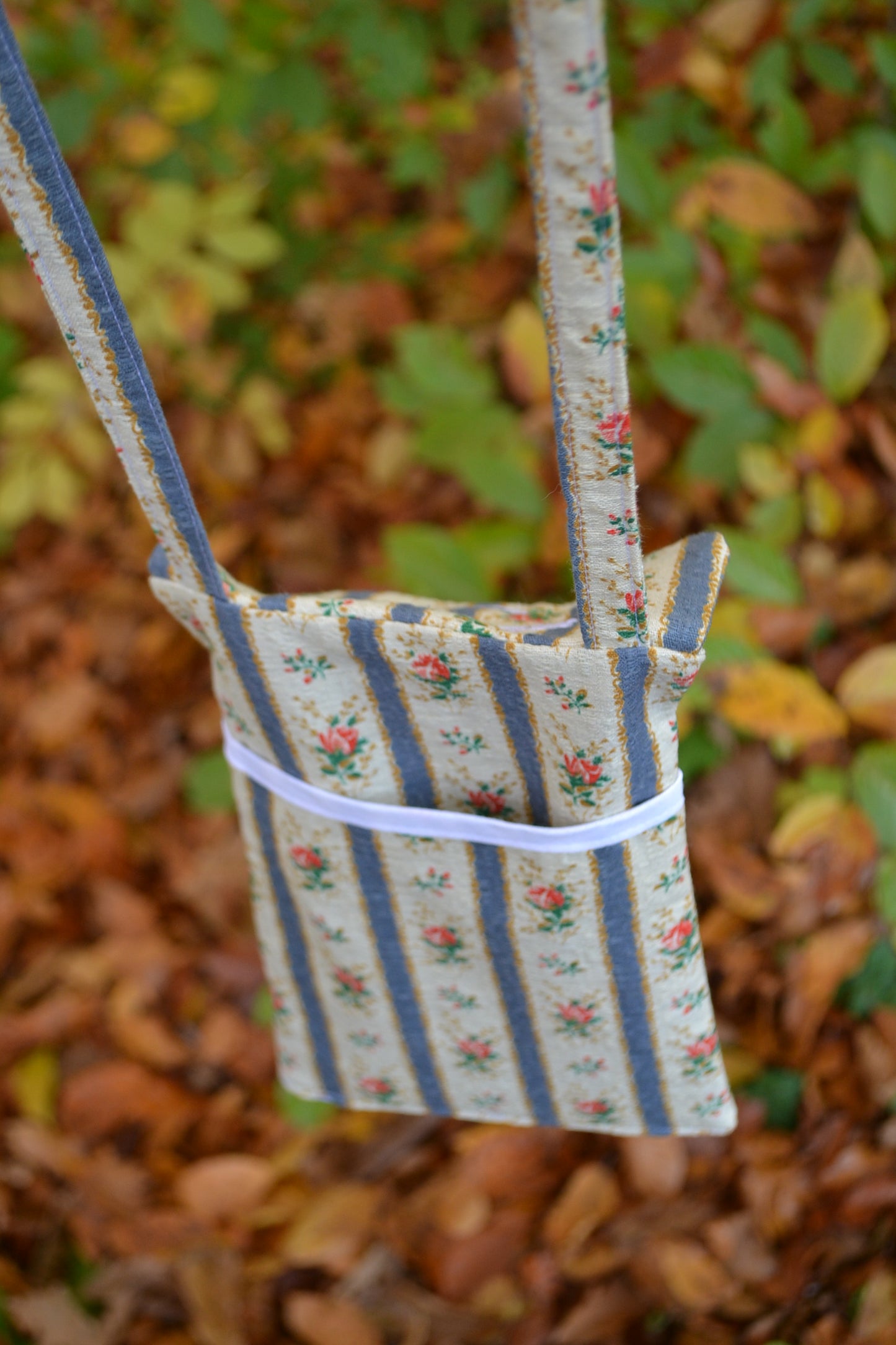 Handytasche blau-beige mit Rosen