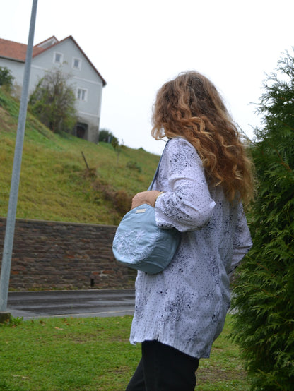 Handtasche hellblau, rund mit Stickerei