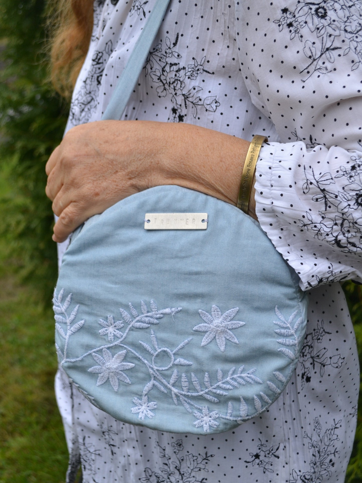 Handtasche hellblau, rund mit Stickerei