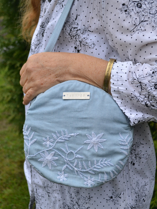 Handtasche hellblau, rund mit Stickerei