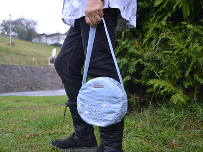 Handtasche hellblau, rund mit Stickerei