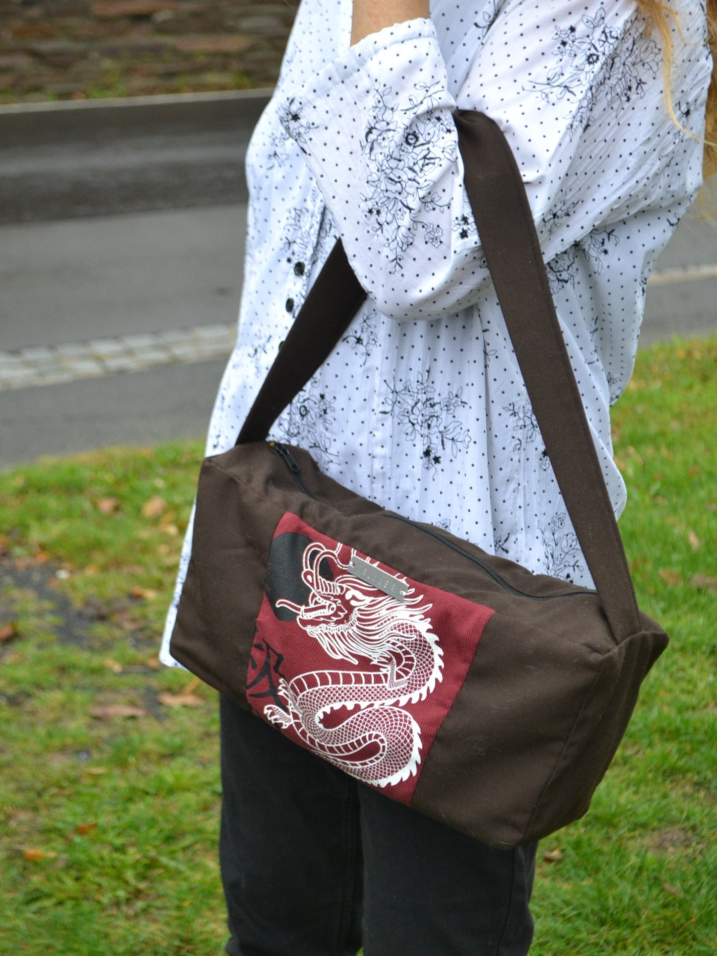 Handtasche braun mit Drachenmotiv