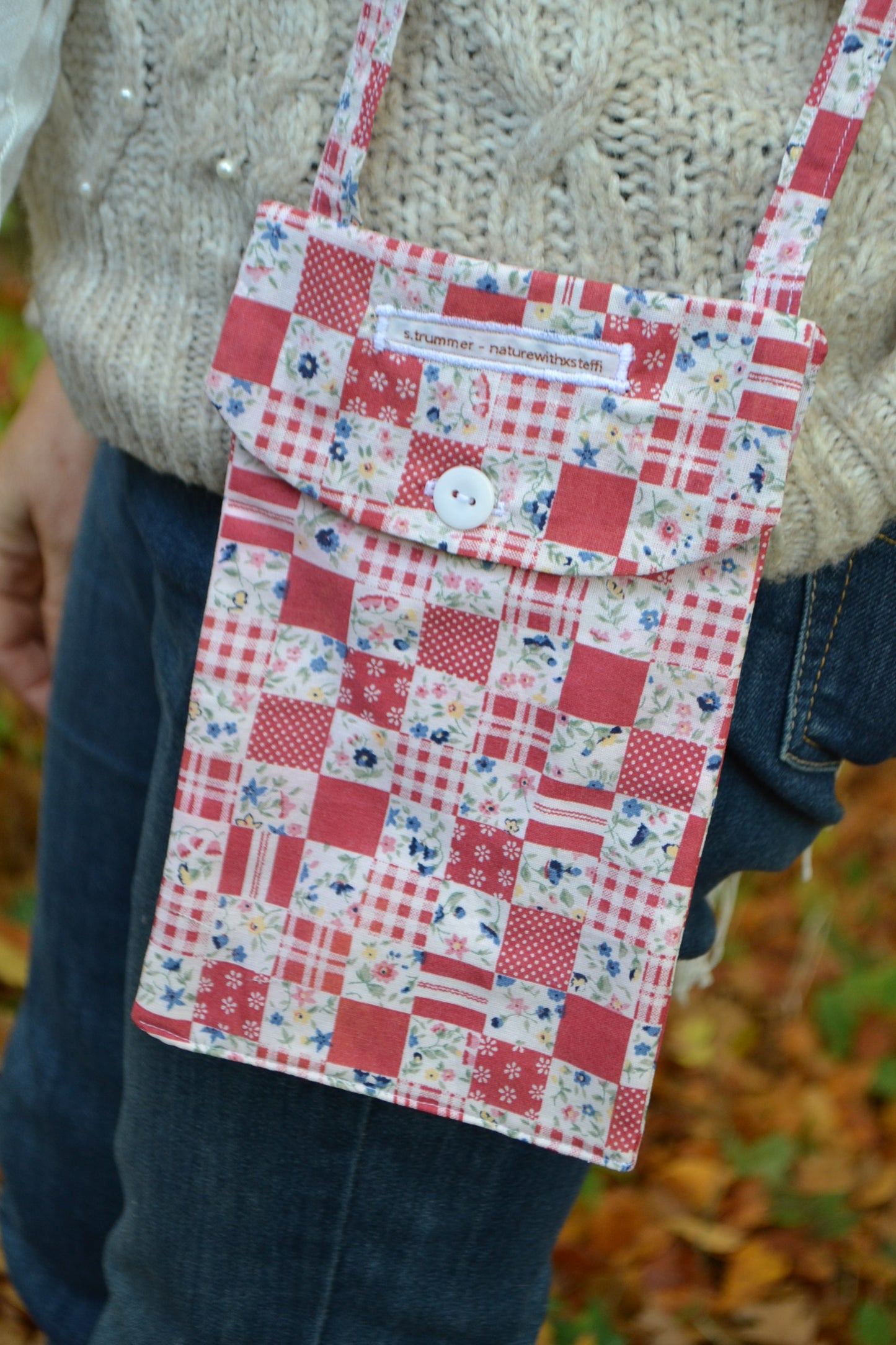 Handytasche rot-weiß kariert mit blauen Blümchen