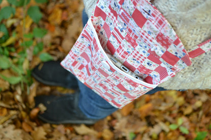 Handytasche rot-weiß kariert mit blauen Blümchen