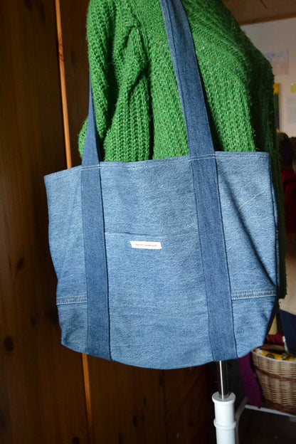 luxuriöse große Tragetasche in helle Jeans&weiß-rot