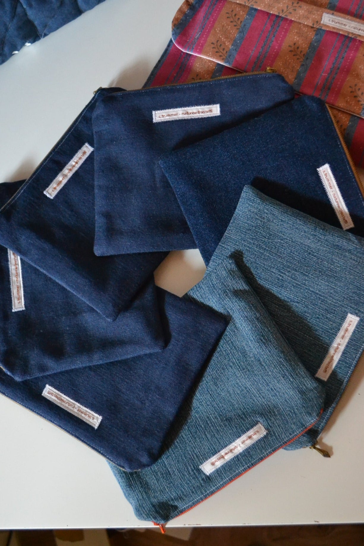 Reißverschlusstascherl in Jeans