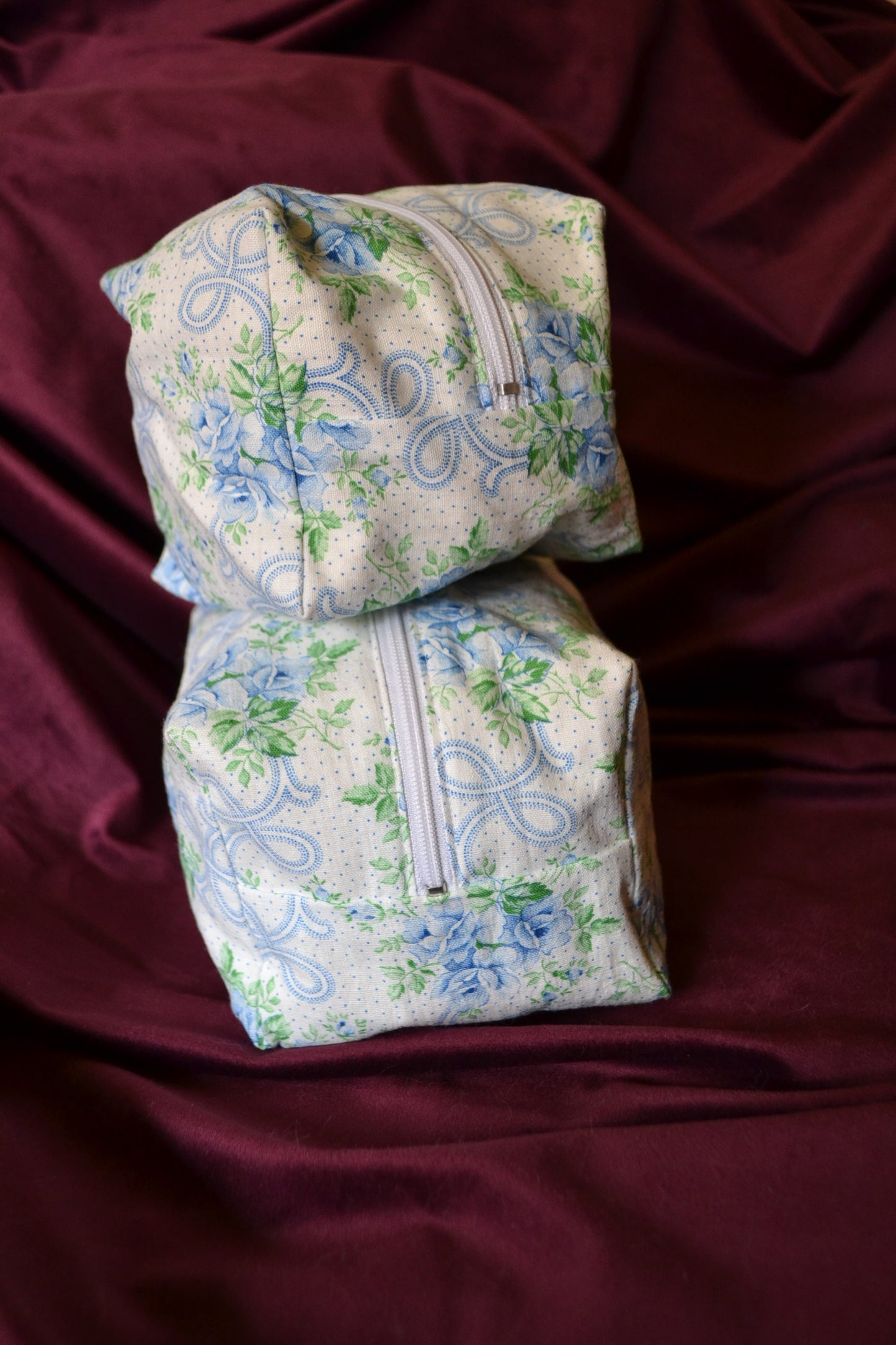 Kosmetiktascherl weiß mit blauen Rosen