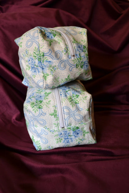 Kosmetiktascherl weiß mit blauen Rosen