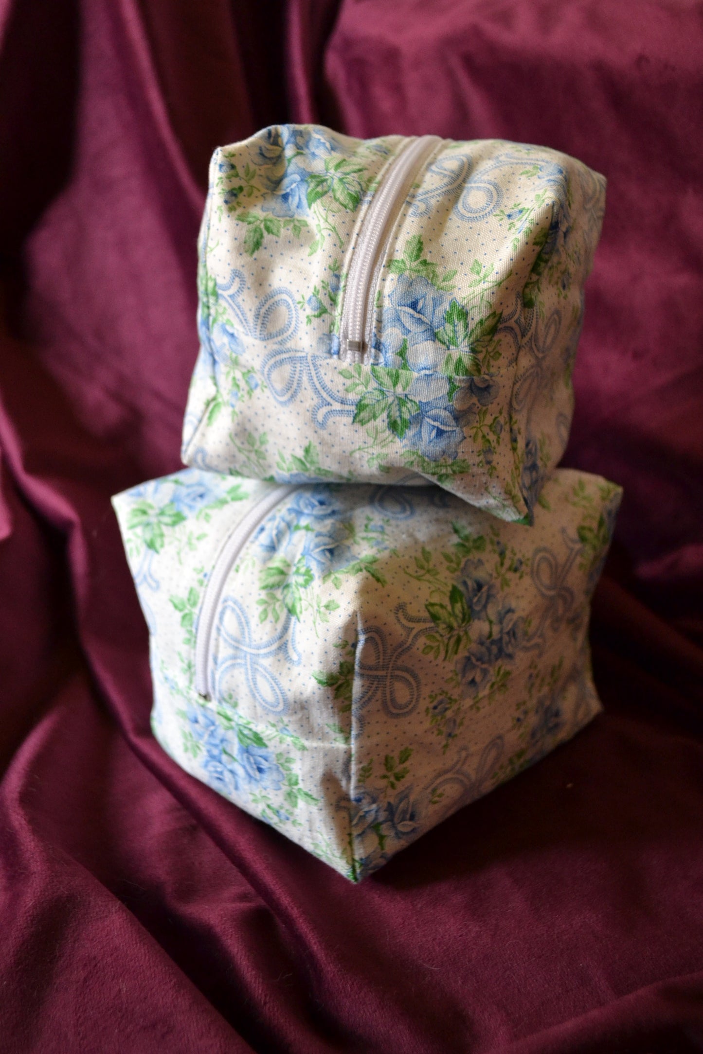 Kosmetiktascherl weiß mit blauen Rosen
