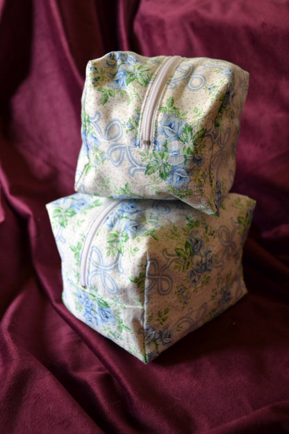 Kosmetiktascherl weiß mit blauen Rosen