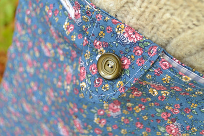 Umhängetasche magenta Blumen auf Blau