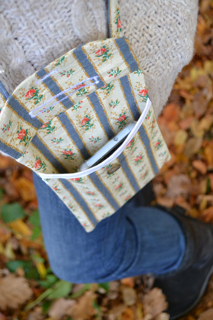 Handytasche blau-beige mit Rosen