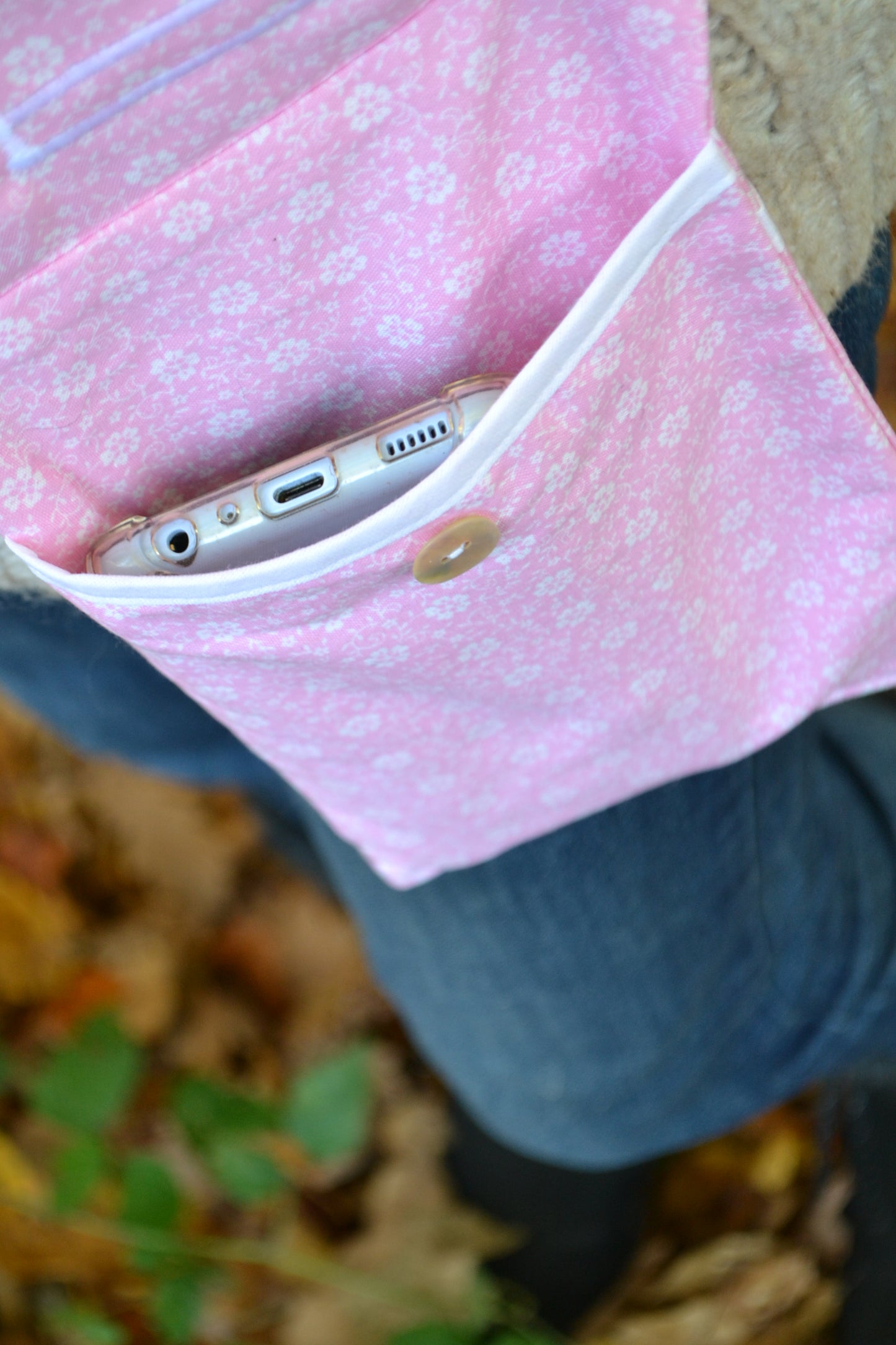 Handytasche weiße Blumen auf Rosa